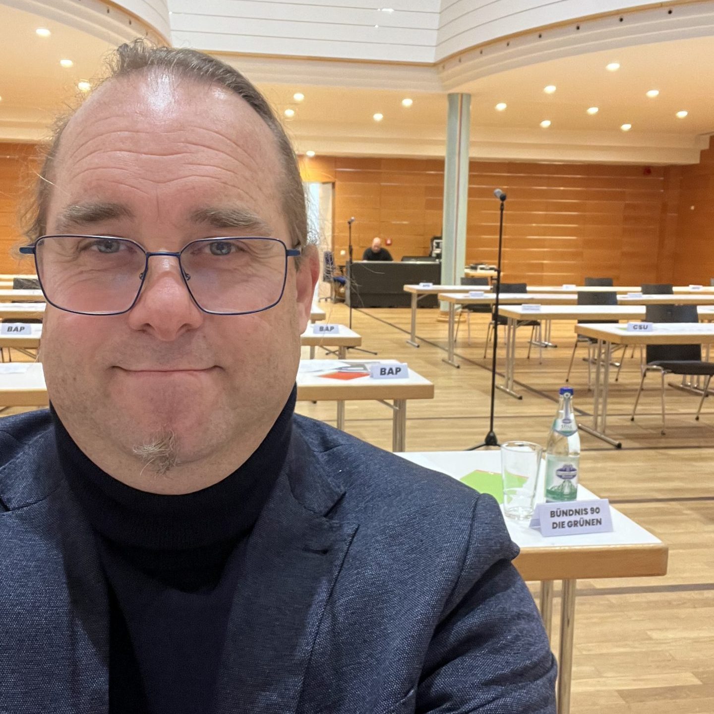 Oliver Rühl im Onoldiasaal, im Hintergrund Tische zu sehen